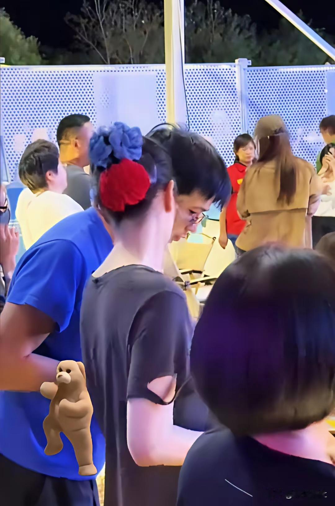 王菲很瘦不然两手抱腿的动作根本完成不了人到中年的我大腿翘二腿时间久了都不行