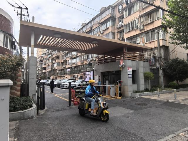 浦东一小区通道竟变成骑手捷径: 外卖电瓶车鱼贯冲入, 老人颤巍巍避之不及……