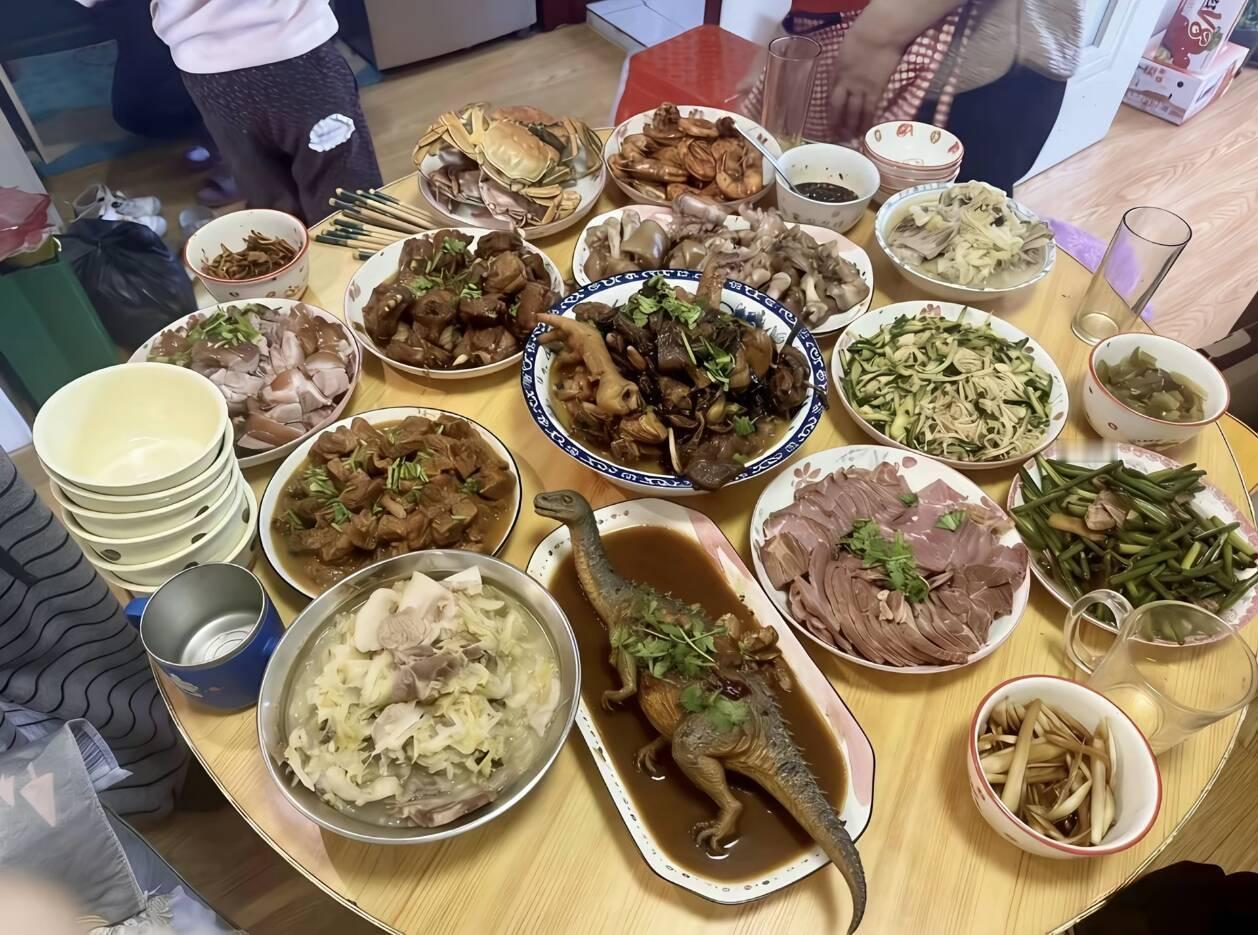 简简单单吃顿年夜饭，啥好吃的都有