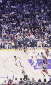 布朗尼空接暴扣，詹姆斯瞬间起立鼓掌！里夫斯的传球恰到好处，布朗尼不用做太多脚