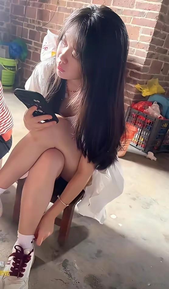 广西河池一女孩长相甜美，非常的漂亮，23岁的她相亲了七八次都没有成功，实在让人费