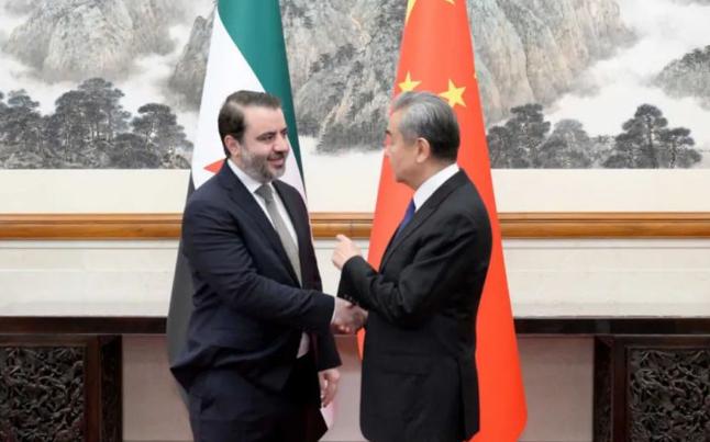 去年的12月8号清晨朱拉尼领导的武装攻入大马士革，终结了阿萨德家族54年的统治，