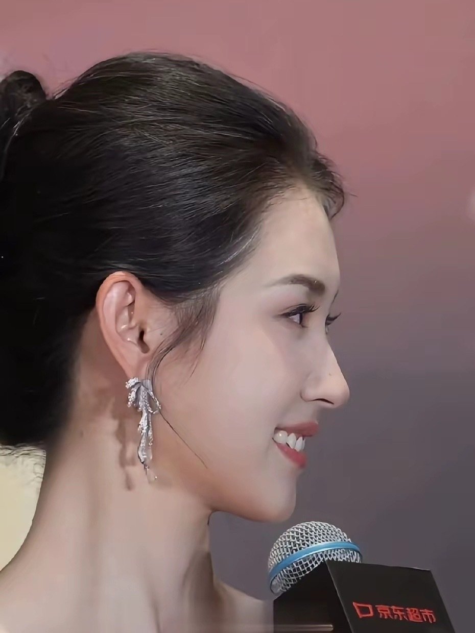 郭宇欣这脸真的很有辨识度，国泰民安的脸的长相，侧颜也好美，笑起来很像孙艺珍​