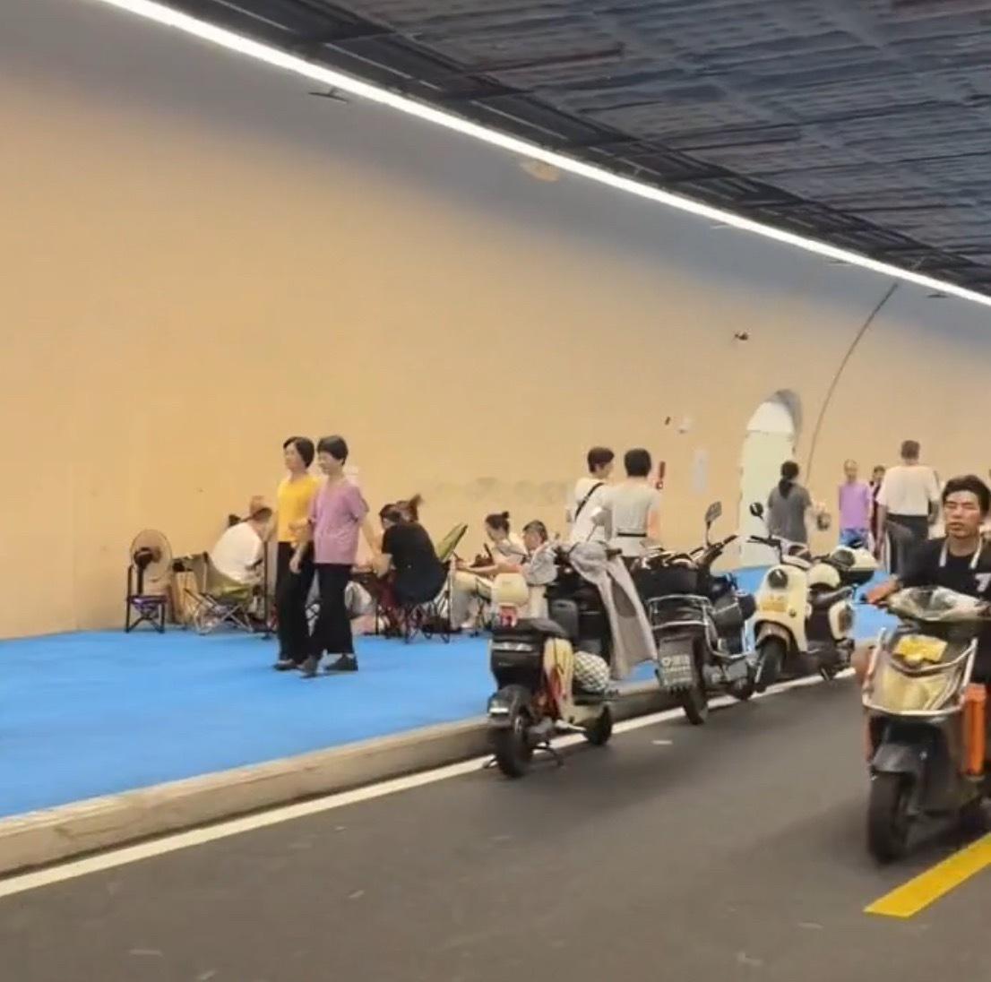 福州天气热梅峰慢行隧道果真成了“网红”避暑地有市民甚至在这席地而坐露营了