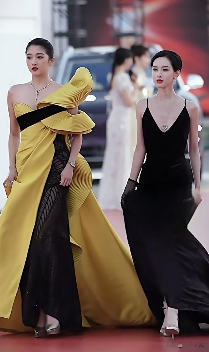 关晓彤昨晚金鸡奖领奖礼两套抹胸裙气场十足艳压全场！！！新一届金鸡奖昨晚举行颁奖