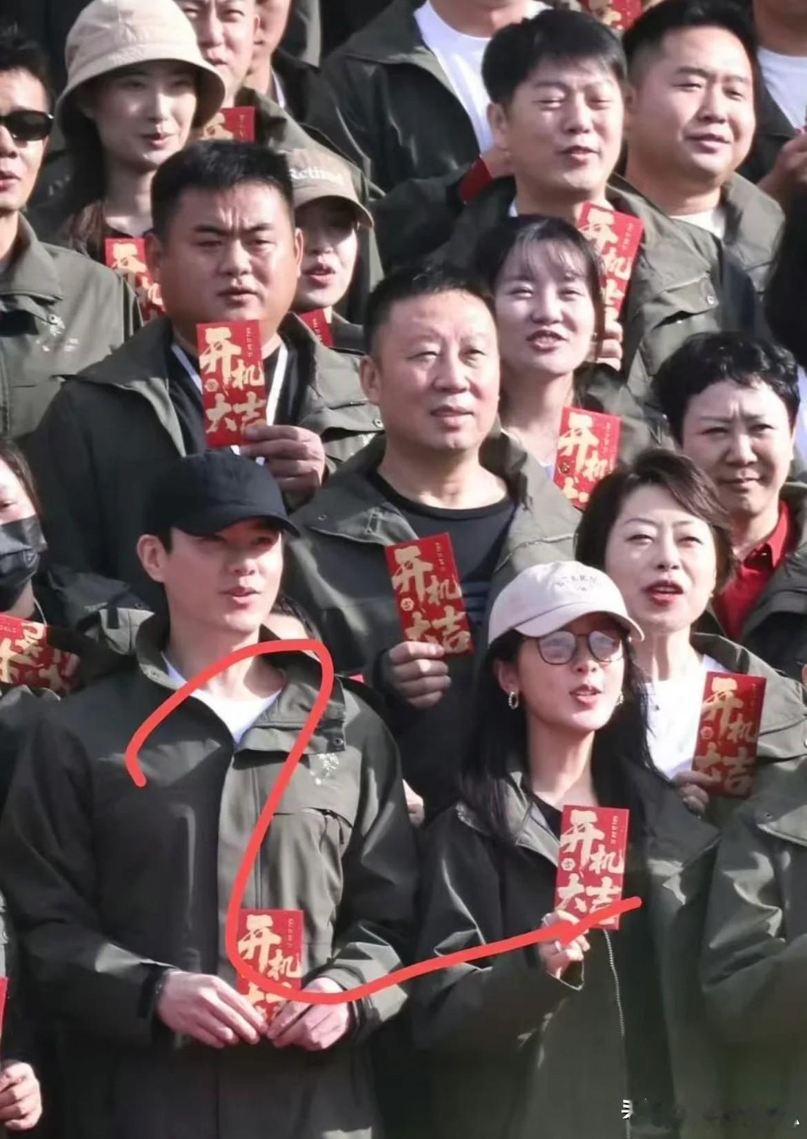 12月23日，杨紫爸妈参演《玉兰花开君再来》？杨紫旁边这个男演员是谁？看着不像欧