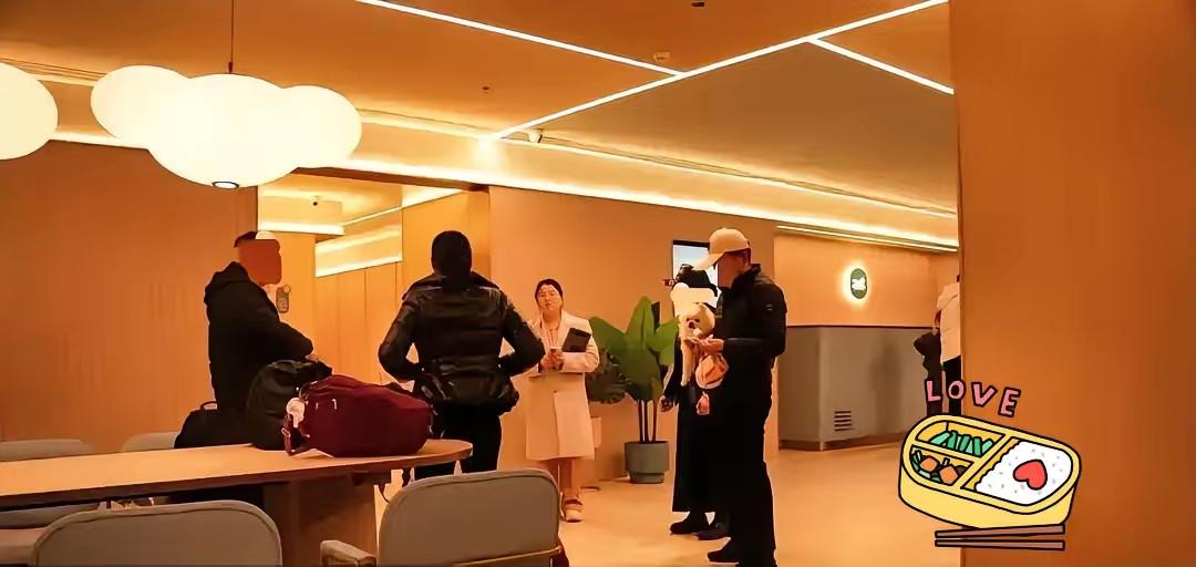 郑州一家汉庭酒店拒绝接待携带宠物狗的客人，硬是把四间已订好的房间退了。客人携带