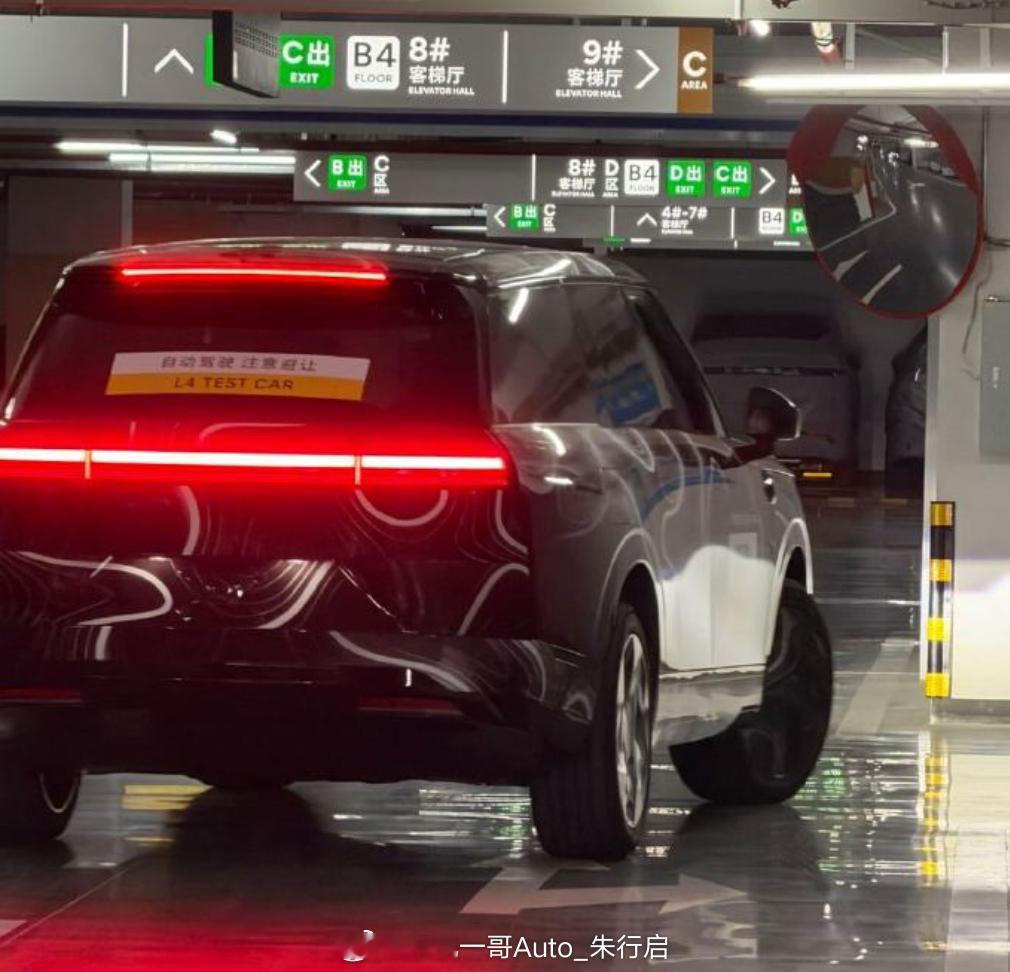 全新小鹏GX的实车图被曝光整车看起来有点像揽胜听说新款小鹏GX会上L4级自动驾驶