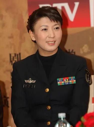 王思聪又被封了？这次是抖音。一个身价上亿的“将军艺人”，居然对着普通人哭穷。