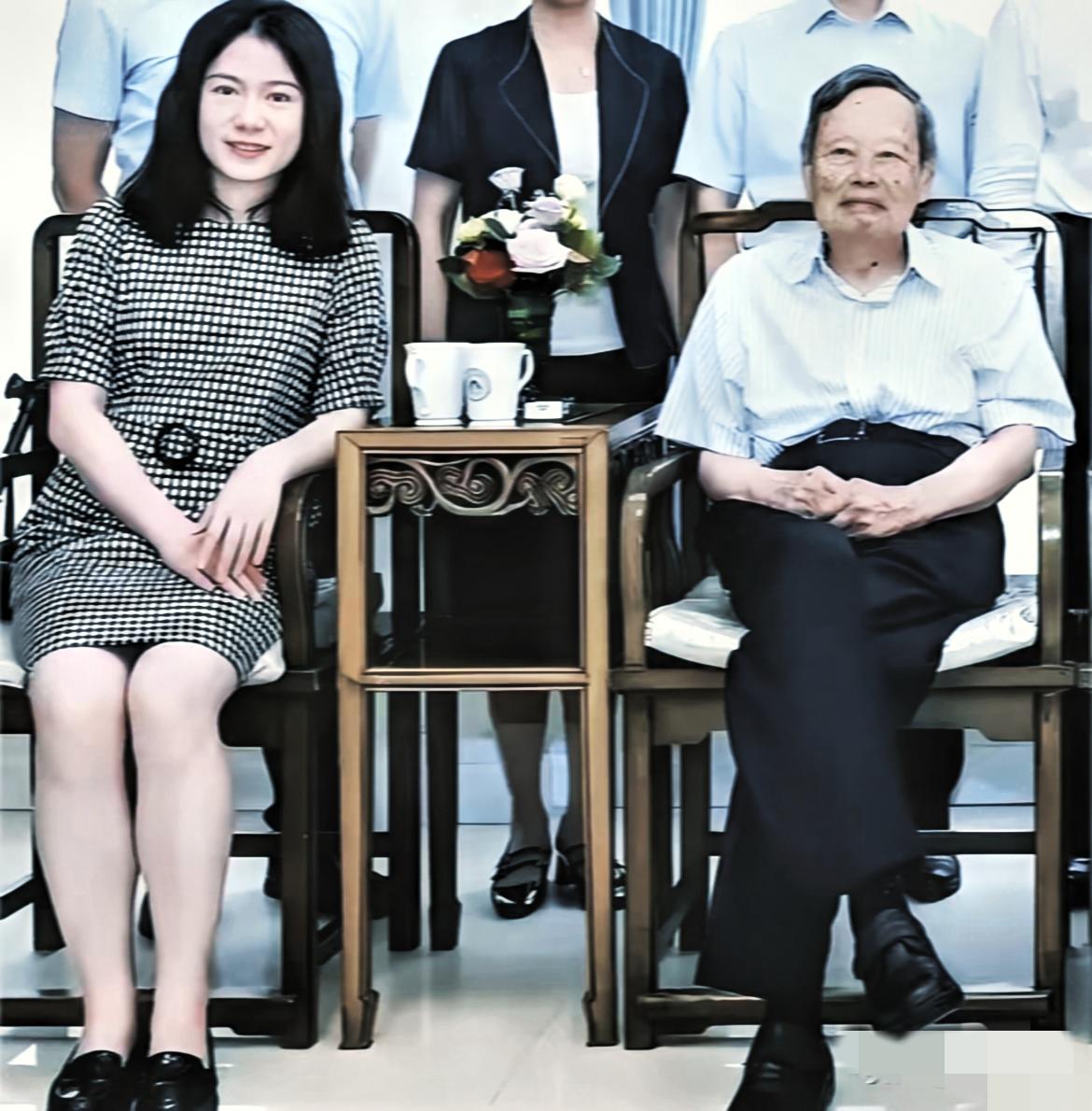说句公道话，没有翁帆这21年的付出，杨振宁未必能稳稳活到103岁。杨老在世