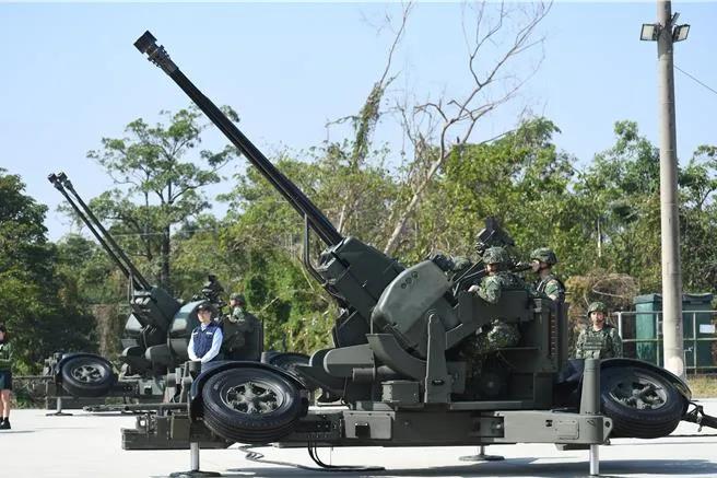 台防务部：升级35快炮可拦截无人机农历春节将至，台防务部门展示“春节战备不打