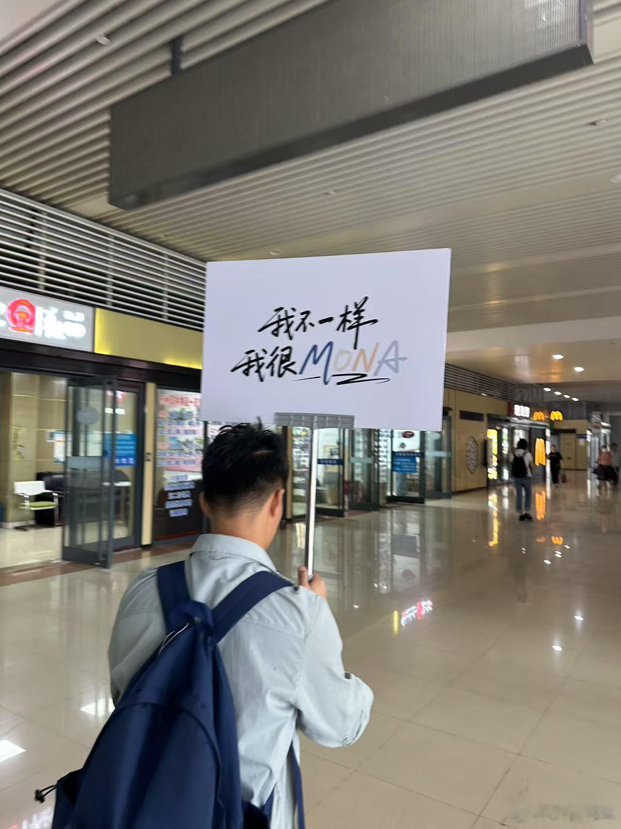 来参加小鹏的活动，接机车是小鹏x9，这舒适度直接拉满了！路上浅看个电视不过分吧