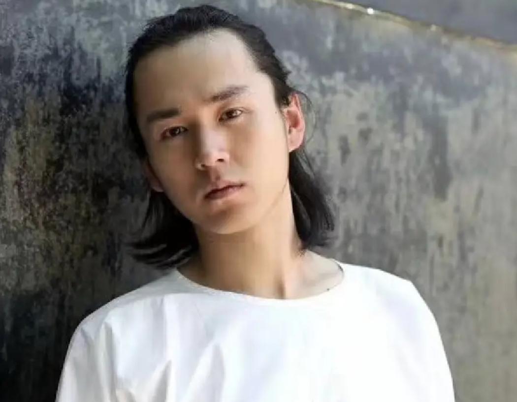 我的天啊，原来爆料王家卫的编剧古二是渐冻症病人啊！好可怜啊，一个高材生，被欺负，