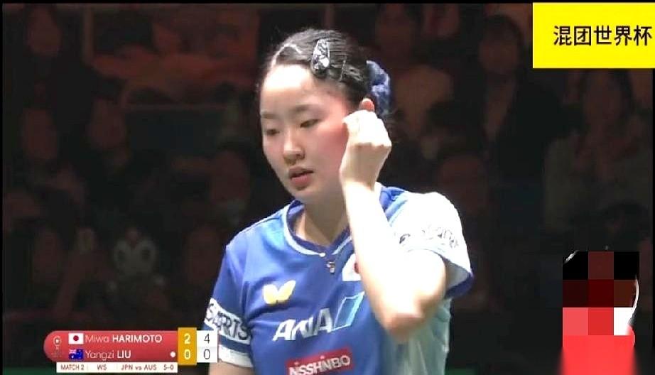 10比0。就差最后一分，一个完美的“剃光头”。结果呢，小姑娘手腕一歪，一个肉眼