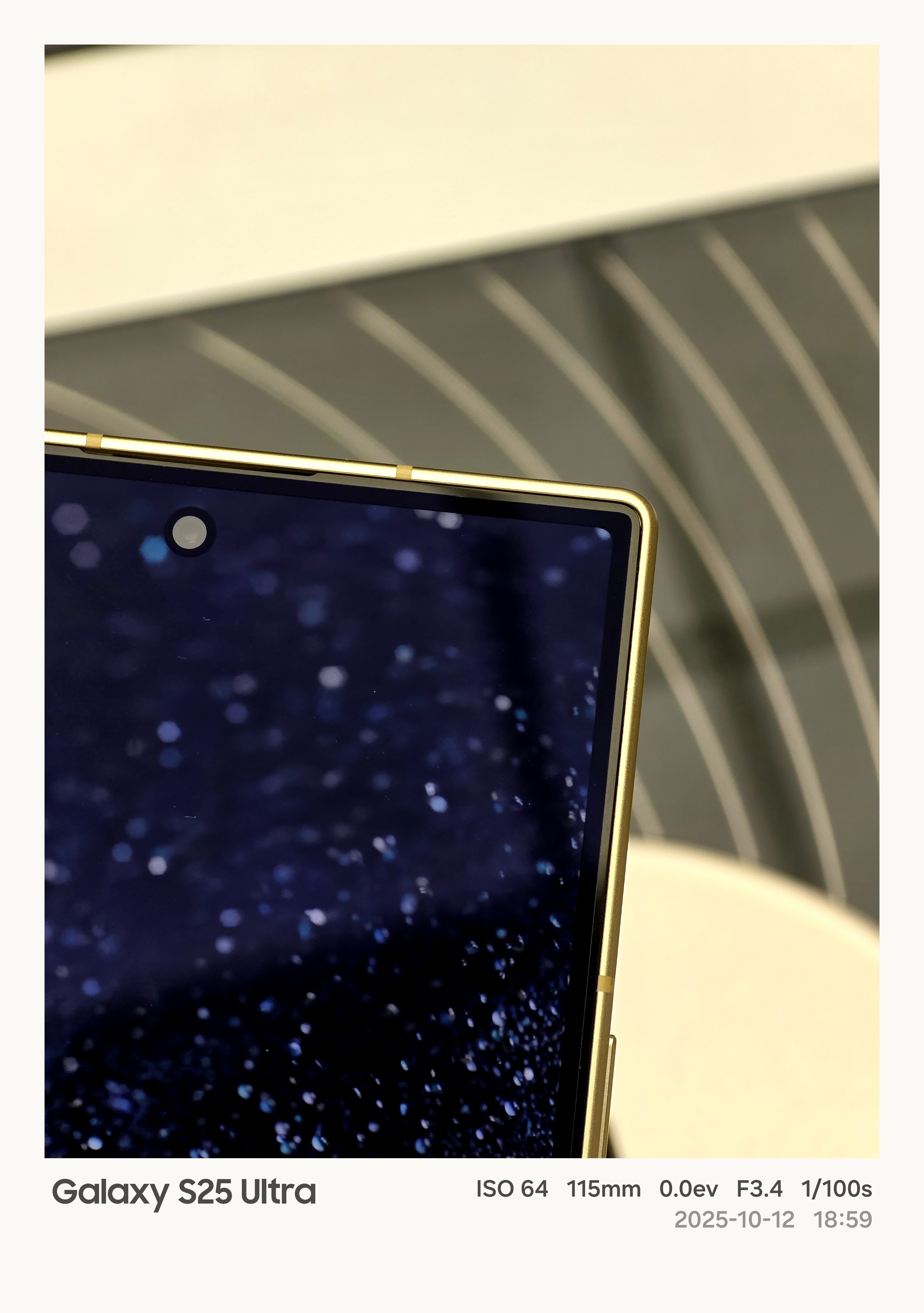 意外发现，三星W26外屏出厂贴了一层特制的抗反射玻璃，不是普通AR软膜。​​​