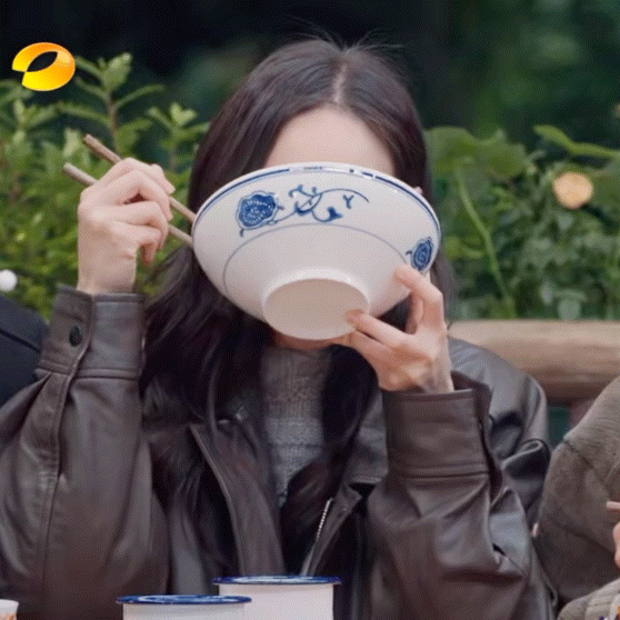 救命！《向往的生活》张钧甯这碗饭也太实在了！青花碗比脸还大，她捧着直接暴风吸入，