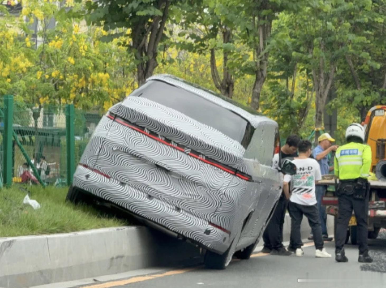 这是什么卸车姿势？不过姿势不重要，重要的是小鹏增程在路上了。新能源汽车大v聊车