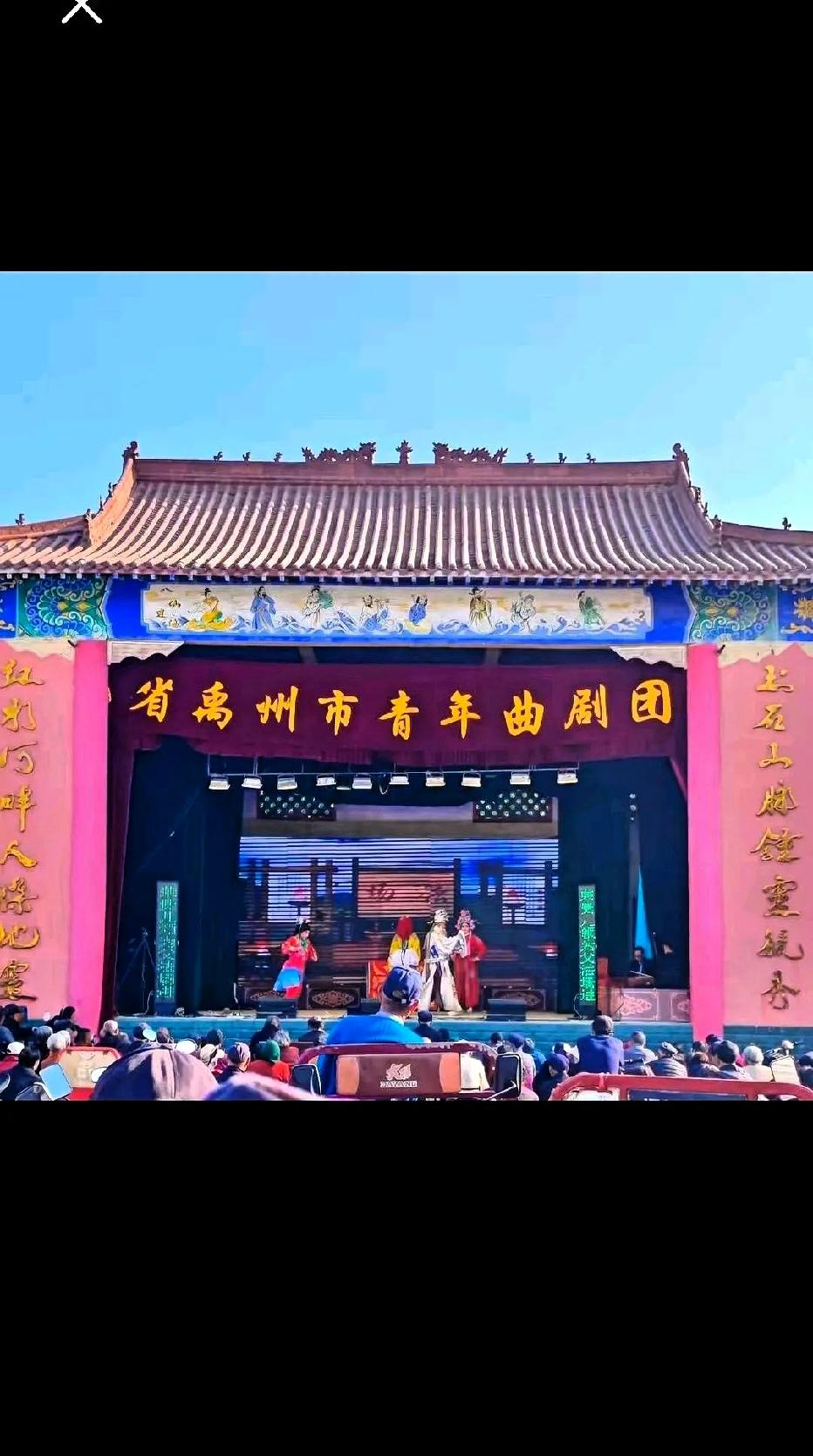 听说河南禹州那个青年曲剧团，出事了。戏唱到一半，台底下“啪”的一声，电闸给拉了。