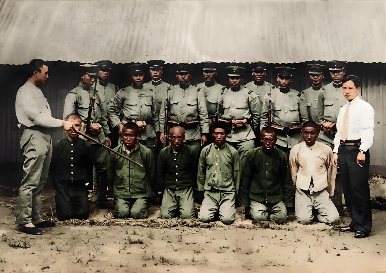 1931年底，照片是被日本军队逮捕的中国抗日民众，画面中，六名中国平民被迫跪地，