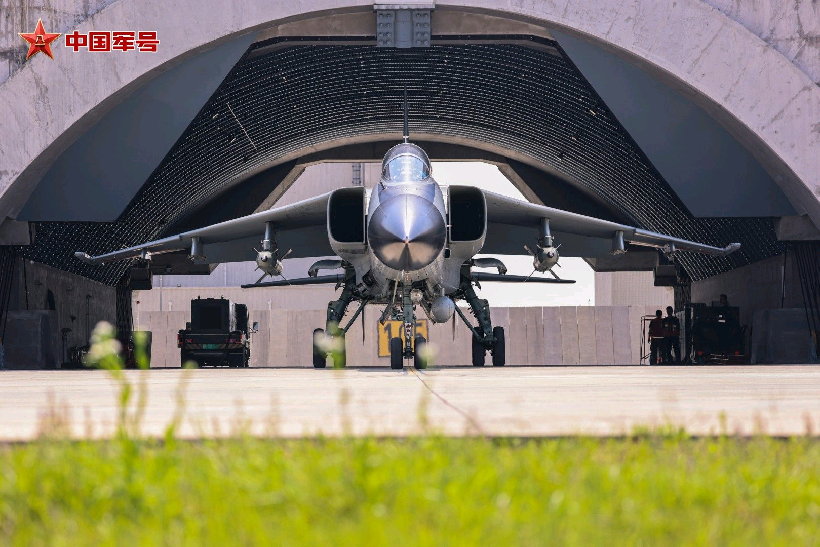 南部飞豹南空某旅歼轰-7A“飞豹”——加固机堡、500公斤激光制导炸弹、狼头胸章