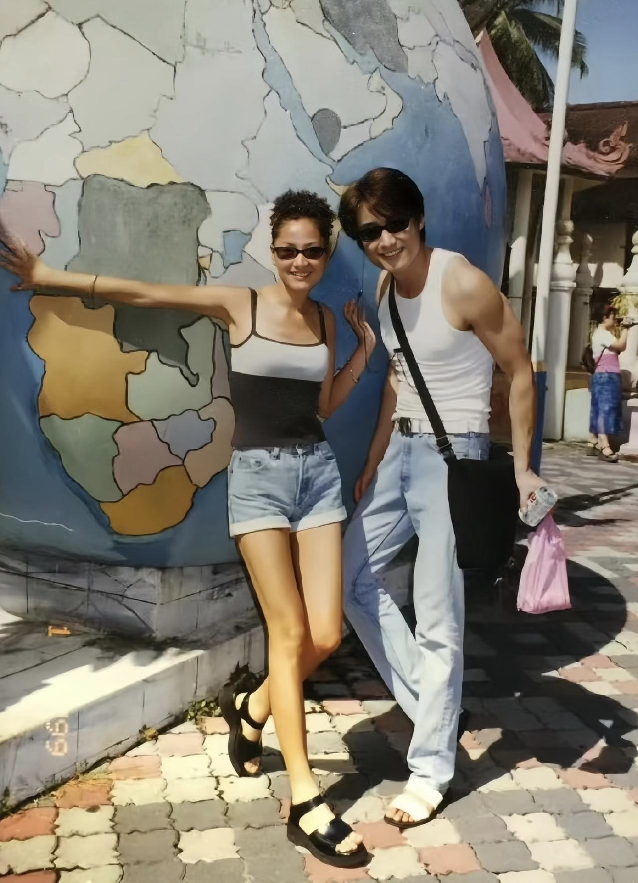 1999年，胡兵与瞿颖在北京街头合影留念，两人28岁时的样子。胡兵与瞿颖年轻