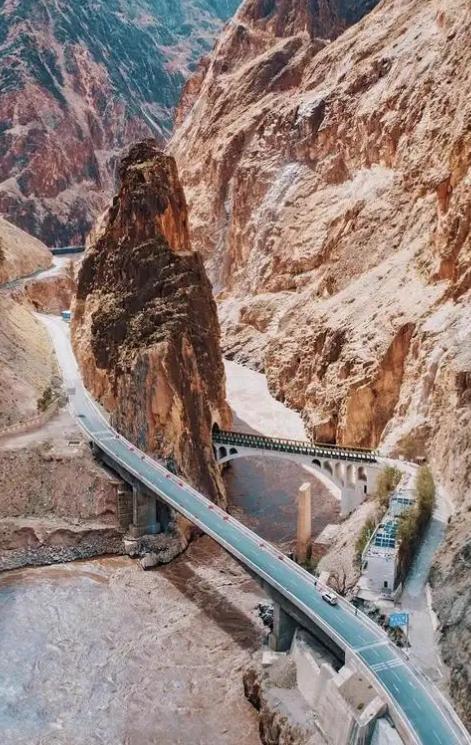 1953年怒江大桥建成时，一个排长纵身跳入江中壮烈牺牲，时至今日，怒江大桥不允许