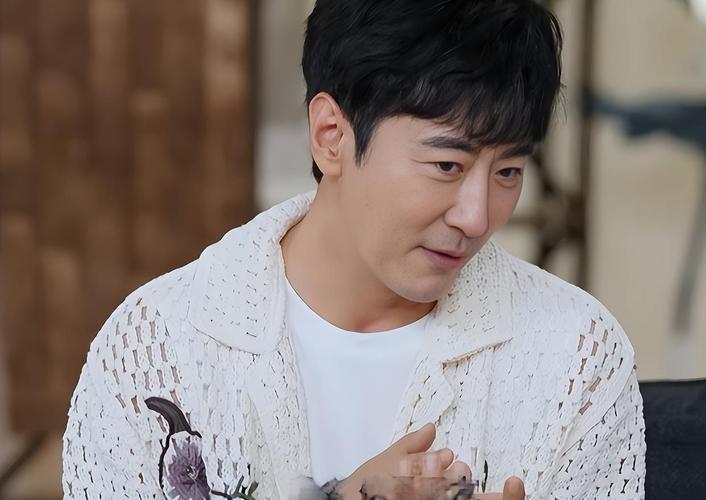 高梓淇7月中旬飞韩国看儿子，珉宇知道爸爸要来开心坏了，一早起床就跟妈妈蔡琳要了1