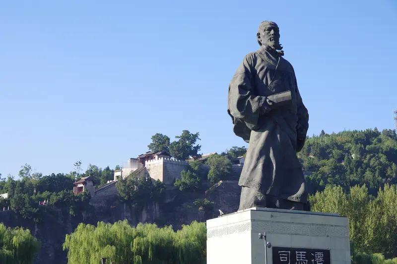 要说《史记》和《荷马史诗》哪个可信度更高，这得从多方面看。《史记》是中国西汉史