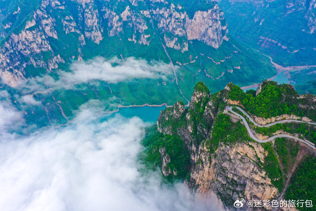 雨后修武的云台山山太绝了！细雨的雨雾缠着山峰，公路沿崖边铺开，真就走进王维诗里的