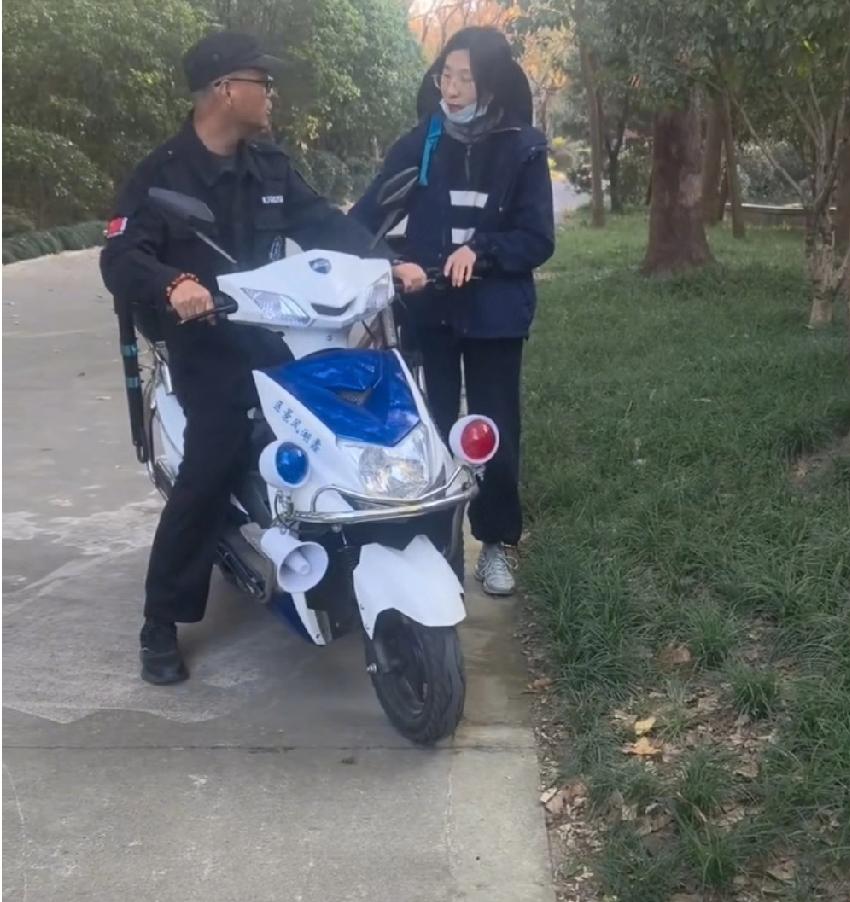 江苏无锡。长广溪湿地公园，公园禁止骑自行车进入，保安大哥进行阻拦，双方各执一词，