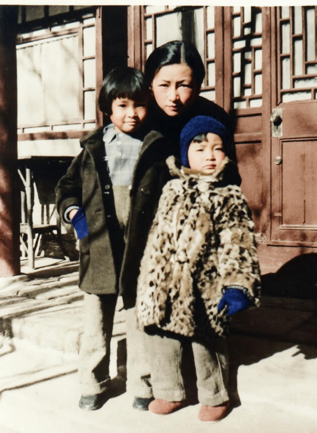 这是1930年代前期（约1934—1935年冬季），林徽因与子女在北平北总布胡同