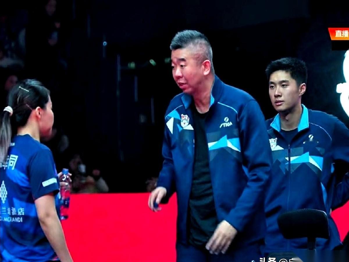 导播镜头一扫，我一下就给看愣了。满场教练都在咆哮，手舞足蹈，恨不得自己上去替队