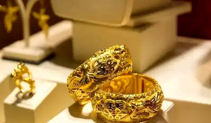 金价都快顶破天了，结果大街上，一个戴大金链子的都看不见了。怪不怪？反倒是金店