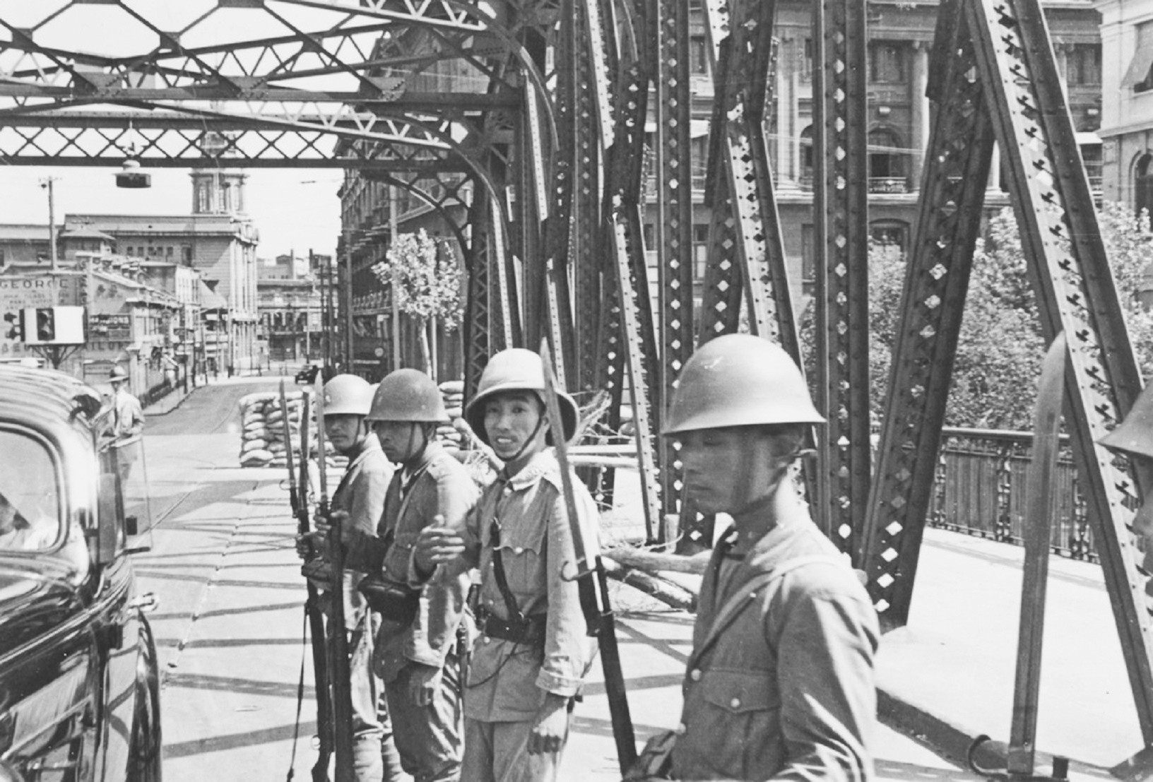 飞扬军事1937年8月，在上海外白渡桥设卡的日军士兵抗日战争胜利80周