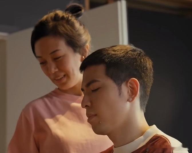 萧敬腾和老婆一起练琴，像妈妈陪孩子，52岁林有慧年龄感很重，即使是两个人真心相爱