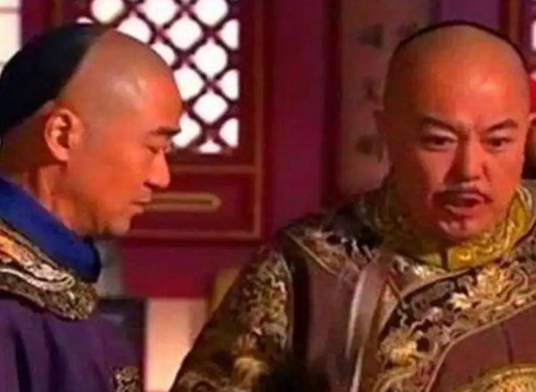 乾隆五十五年，一尼姑向纪晓岚求对联，结果他张口就对尼姑说：“一笔直通；两扇敞开”