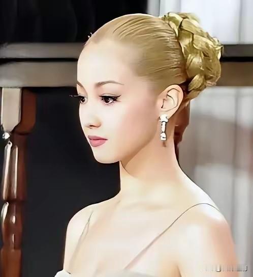 泽尻英龙华的婚前协议确实让人惊讶。每月5次夫妻生活，超出的部分每次要收50万日元