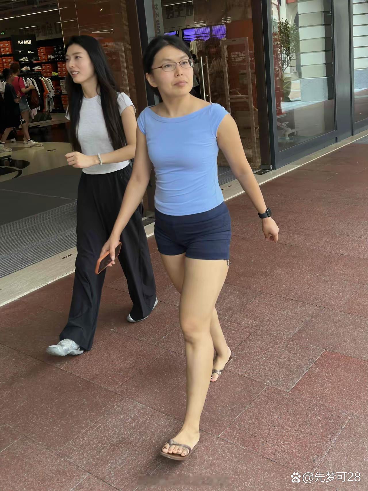 就算左边这个长的再漂亮，我还是选择带眼睛的姐姐。