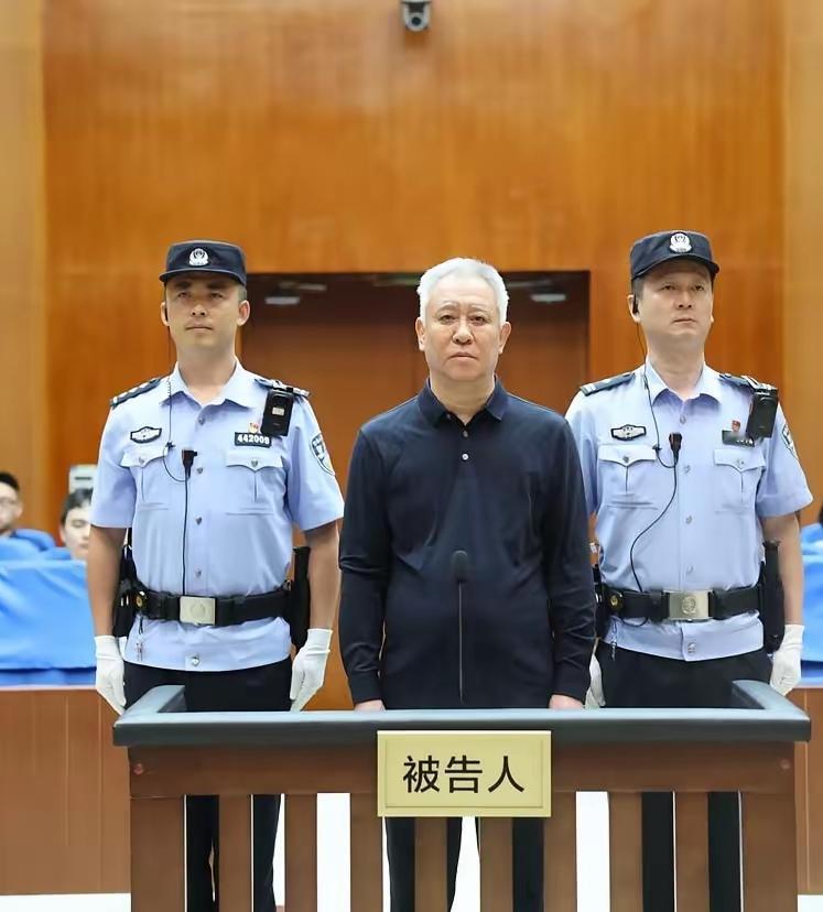 许家印被判无期，许家印前老婆丁玉梅，在英国找了个30多岁的白人小男友，许家印原