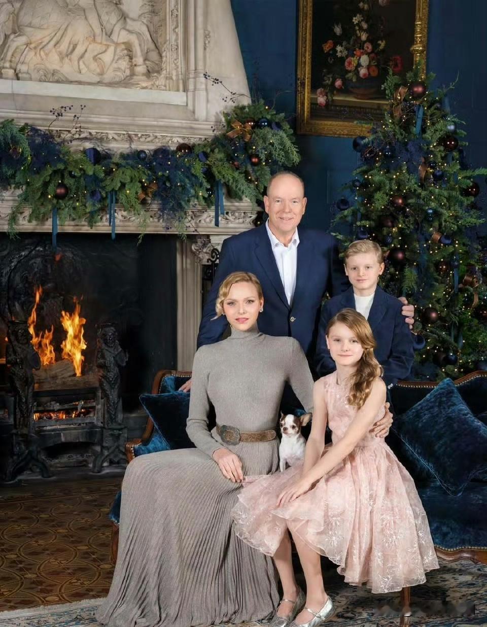 12.7摩纳哥王室发布亲王阿尔贝二世一家的圣诞贺卡照，就艾拉在过夏天（室内不冷