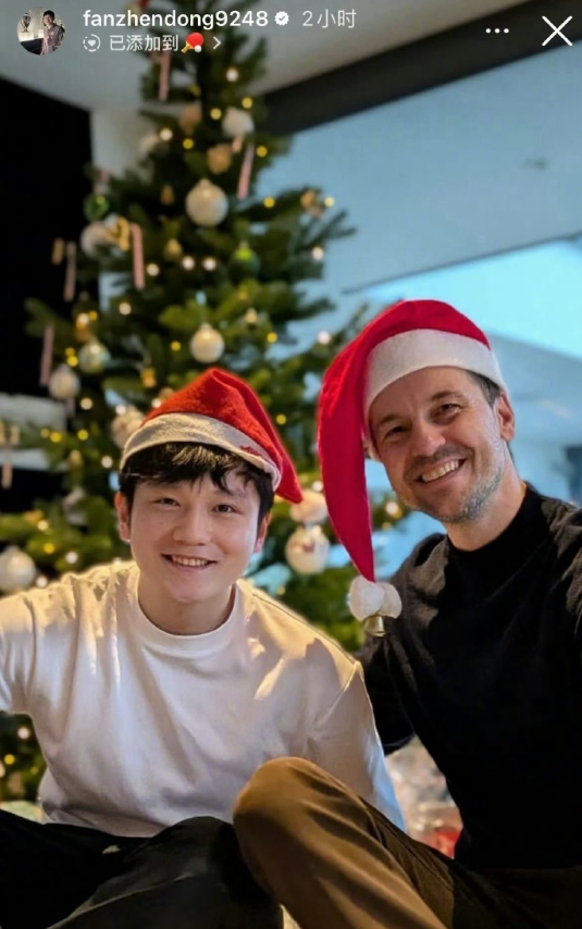 北京时间12月25日0点，樊振东在社媒发布与波尔的合照，两人均佩戴红色圣诞帽，笑