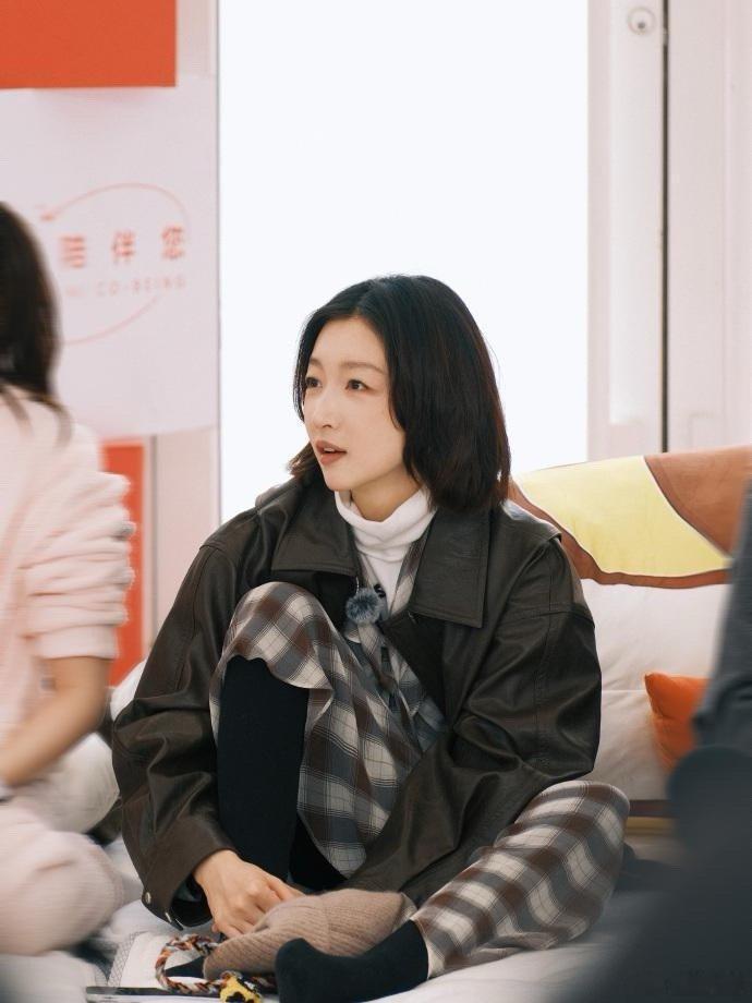 周冬雨换风格后气质直接大变！黑色皮衣配高领打底+格纹裙，又酷又甜，时髦减龄超洋气