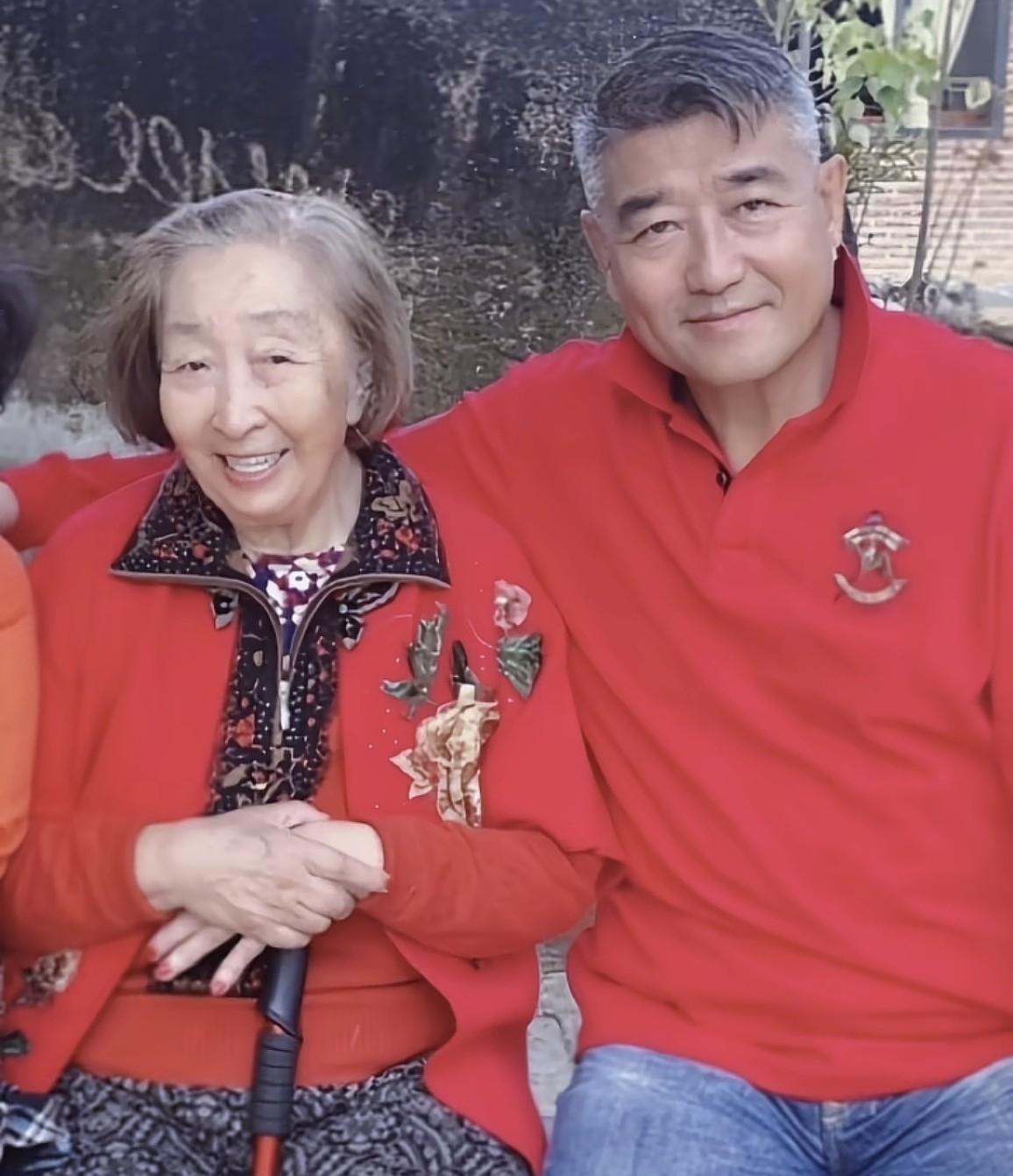 93岁彭玉安详离世，谁能想到，一周前女儿赵珈琪还晒出一家人温馨合影，照片里彭玉老