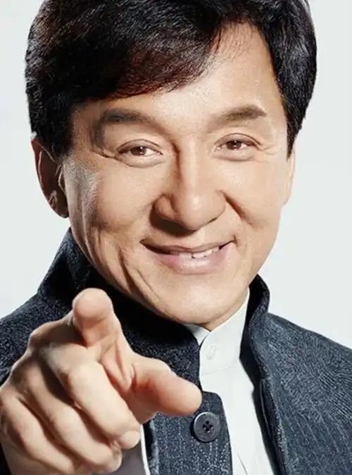 成龙居然是这样的人，群演说成龙他发了两次面包，还被媒体爆了。成龙在现场给群演发面