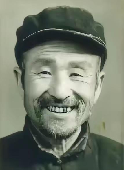 1956年3月，在山东临沂沂南县。一个挑着担子的老汉在山坳里转悠，这已经是被附近