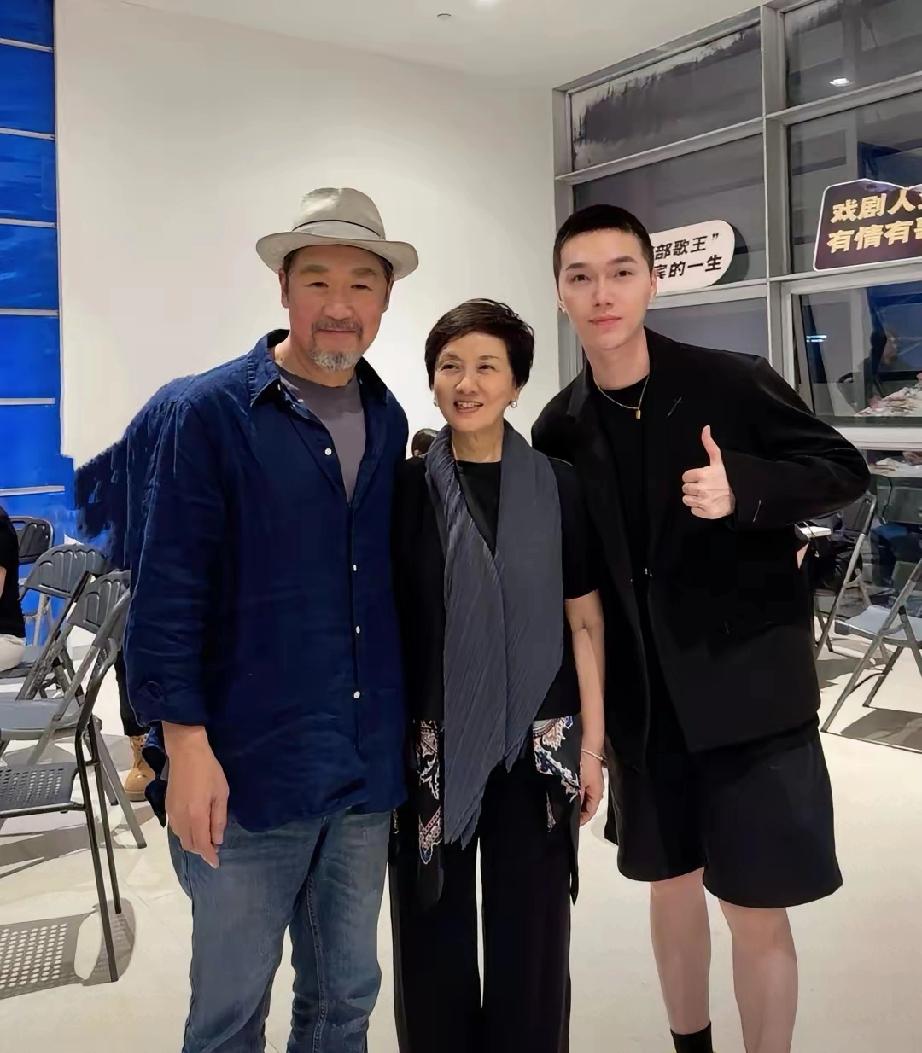71岁张国立陪邓婕看话剧，68岁邓婕状态绝了，夫妻同框反差好有爱71