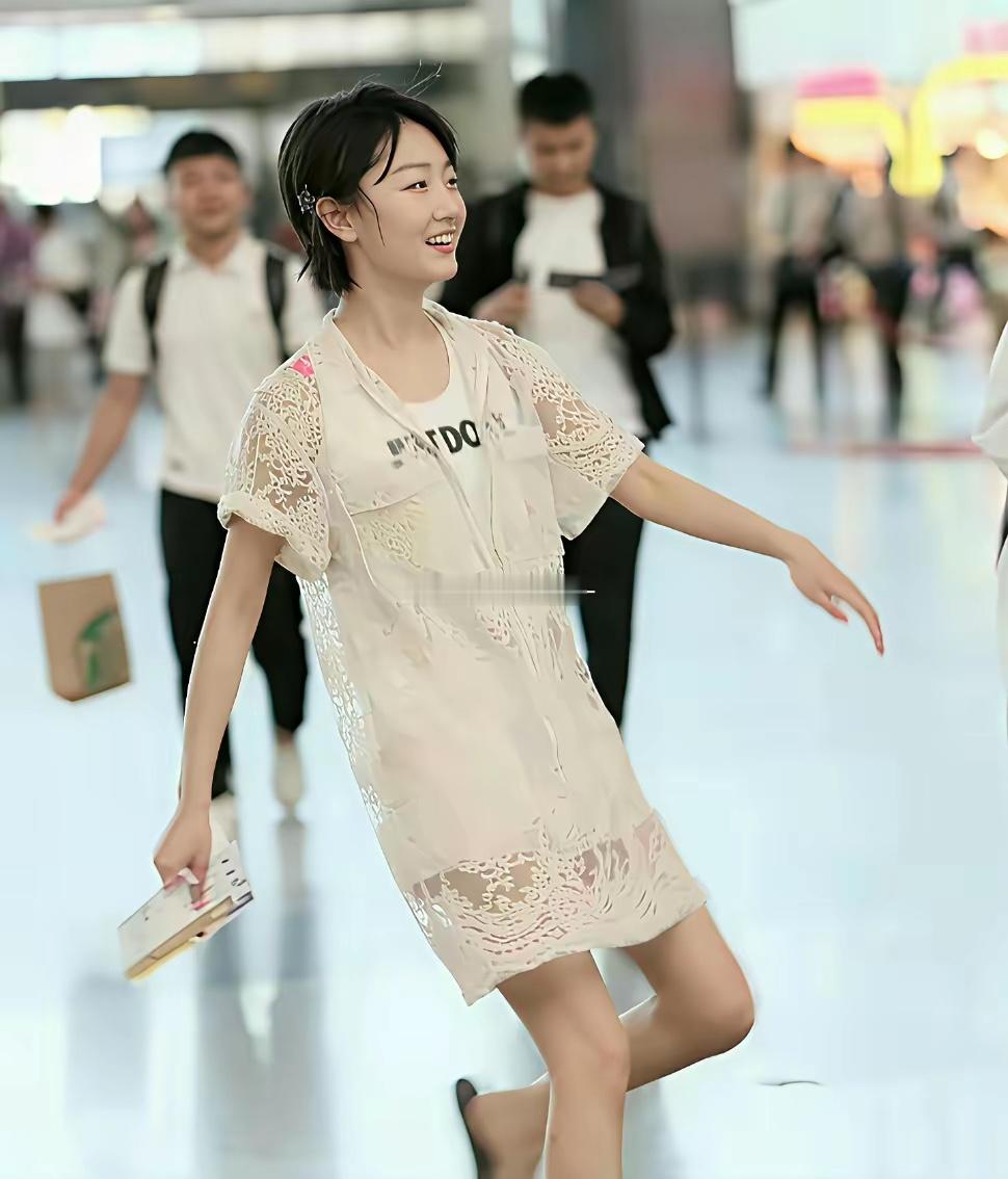 周冬雨这是在脚上纹了条黑线吗？