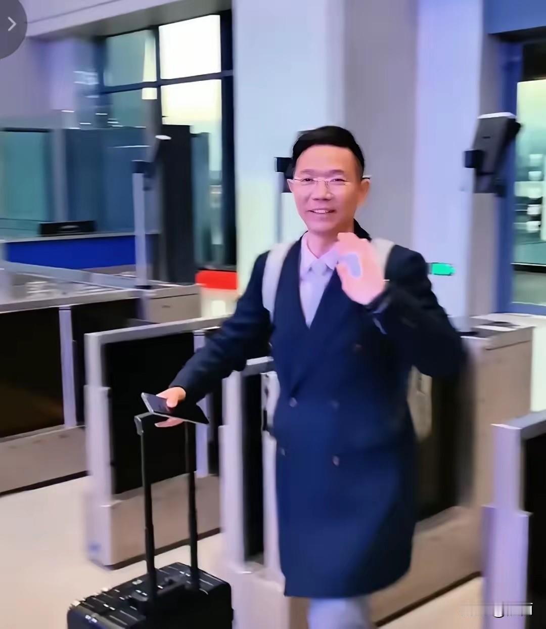 山西狗咬人事件被告律师离开长治启程返回。他表示当天庭审过程还是很顺利的，结果比较