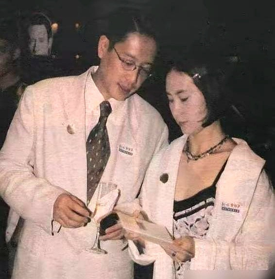 很多人天天脑补何超琼当年嫁许晋亨是被逼联姻，其实全是看客后来硬加的苦情戏1991年那场砸了2000万