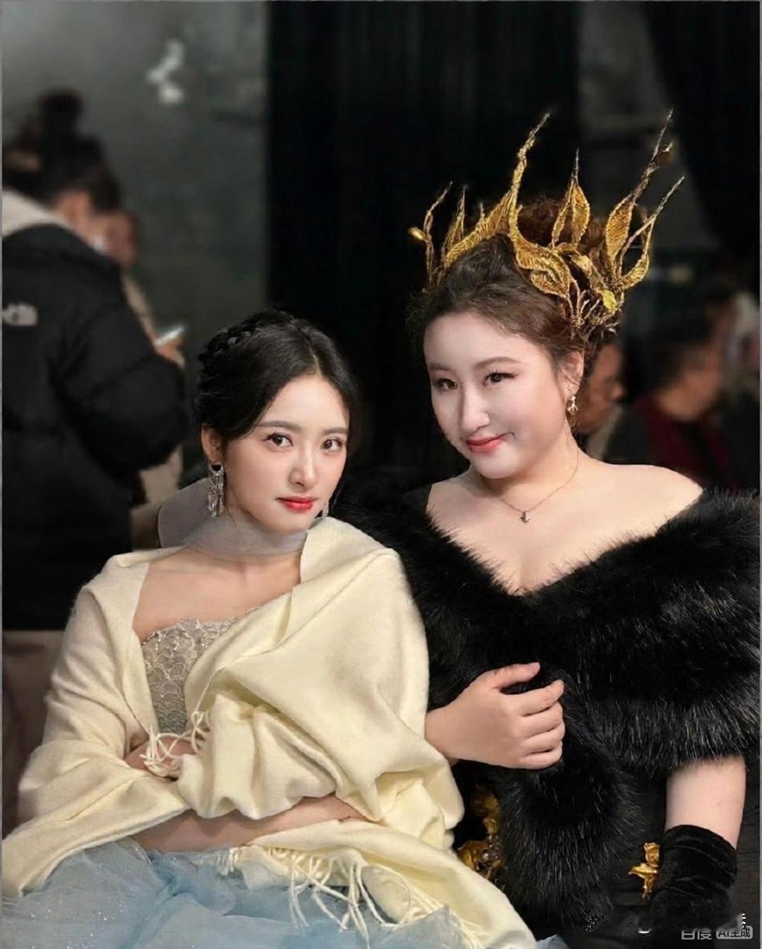 锤娜丽莎发了张和沈月的合照，结果沈月本人跑到评论区回她：图一我真不好形容。​​